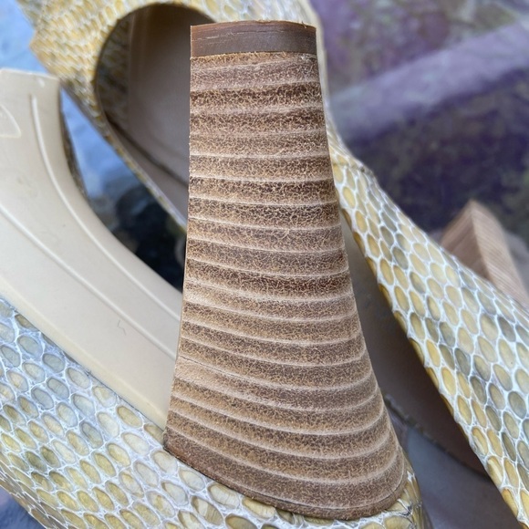 Aquatalia Rio-V Peep Toe Pumps, 7.5 - Picture 7 of 11